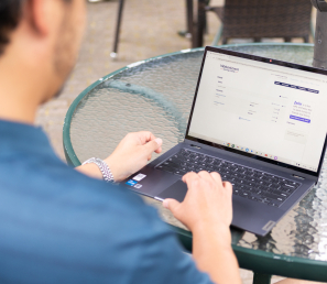 Man checking his business bank accounts on WSB online while sitting at a cafe.
