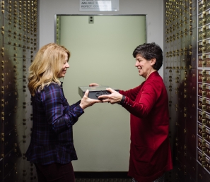 A WSB personal banker giving a customer her safe deposit box.